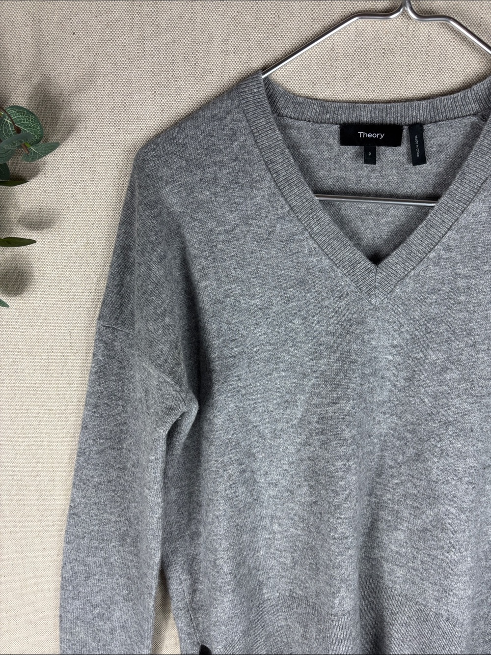 Theory > Cashmere V-Neck Sweater Heather Gray Small - Picture 4 of 8